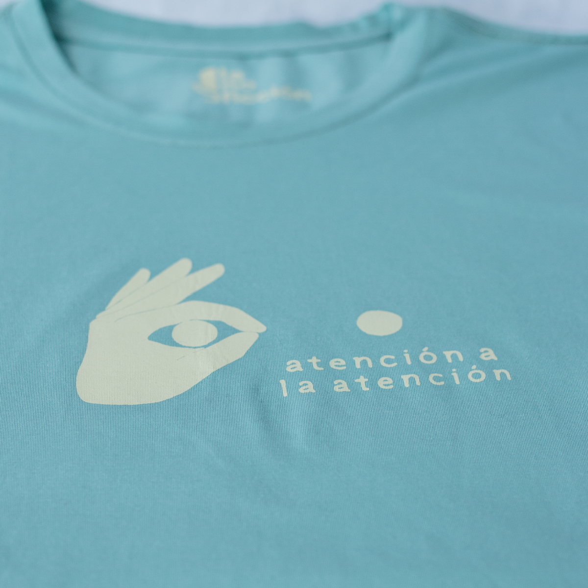 Camiseta Atención a la atención (azul)