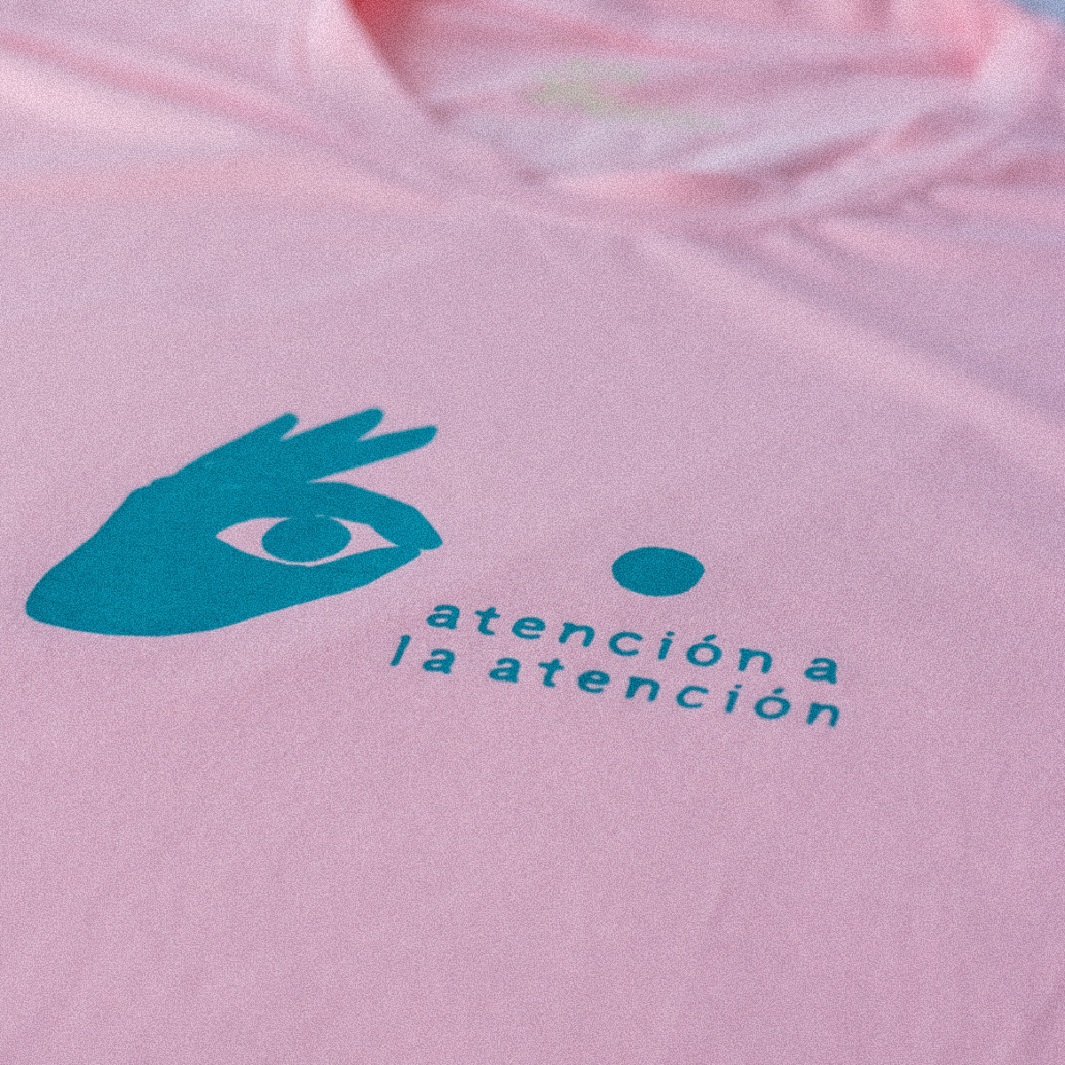 Camiseta Atención a la atención (rosa)